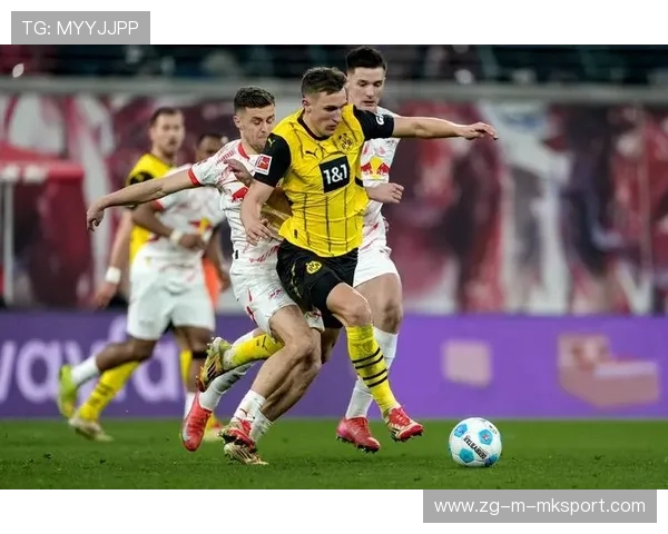 多特雷纳下底传中后点抢射破门丝滑流畅，尽显足球艺术之美